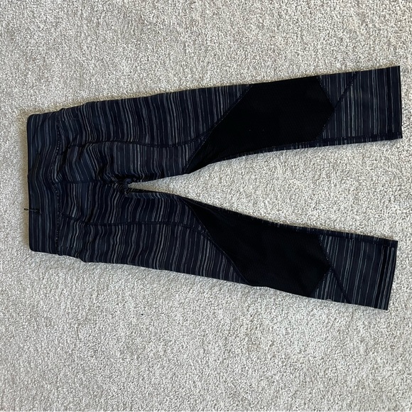 Lululemon crop navy stripe work out leggings - Picture 2 of 3